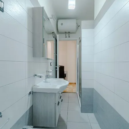 Guesthost - Cozy Flat Near Bengasi Metro Station تورينو